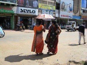 ワウニアの街角スナップ。町を歩く女性の大半はサリーかシャルワル姿で、町の風景に彩りを添える。