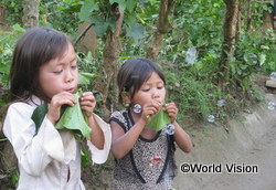 シャボン玉で遊ぶ村の子どもたち