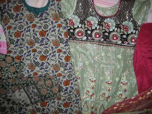 結婚式用に作った刺繍が華やかなレース地のシャルワル（右）と普段着用のコットンプリントのもの（左）