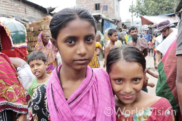 バングラデシュのスラムで出会った12歳のミナちゃん（左）と10歳のモスミちゃん