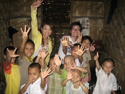 ミャンマーの子どもたちと筆者