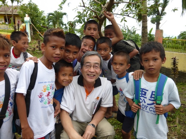 フィリピンの支援地域の子どもたちと