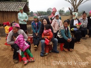 ベトナム事業地で村のお母さんたちと