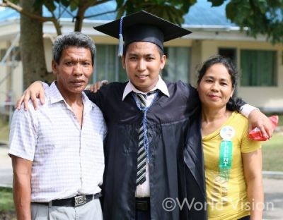 卒業式後の家族写真。お母さん、嬉しそう！（フィリピン）