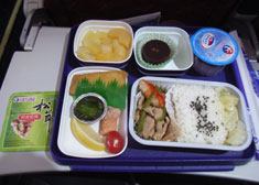中国へ出張の際に中国系の航空会社での食事、特にこれが中華というほどではありませんでした。マツタケのパケットが怪しい？食べても大丈夫でした