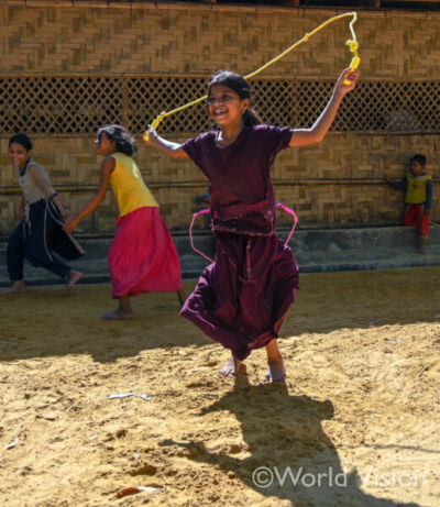 難民キャンプ内の敷地で縄跳びをして遊ぶ女の子