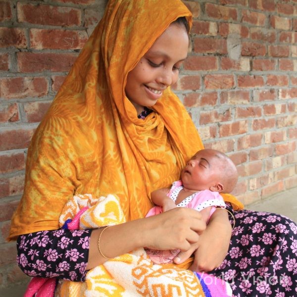 バングラデシュに住む20歳のタスリマさん。「妊娠して、とても不安でしたが、ワールド・ビジョンのコミュニティワーカーから健康状態の確認や産後のケアについて学び、無事に出産することができました」