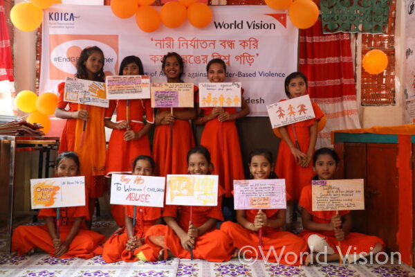 「ジェンダーに基づいた暴力(GBV)」の対策事業の啓発プログラムに参加した女の子たち
