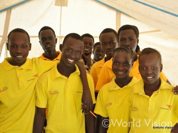 エチオピア　南スーダン難民キャンプ　教育事業で学んでいる生徒たち
