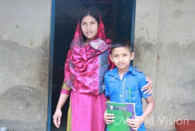 生計向上支援により自分の収入で家計に貢献できるようになって喜ぶ母と小学校に通う子供(バングラデシュ)