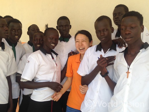 ジョウィ・南スーダン難民キャンプ中等学校にて、南スーダンの生徒たちと