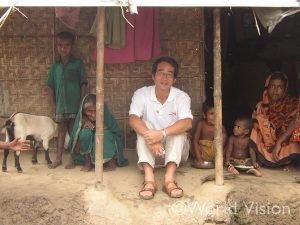 ブログ内容とは直接関係は無いが、当時のバングラデシュの家族写真