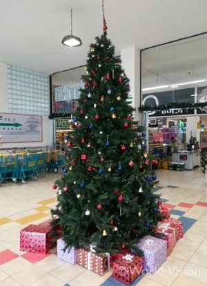 近所のスーパーのクリスマスツリー