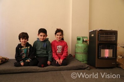 昨年の越冬支援にてガス燃料が配布されたシリア人家庭の子どもたち