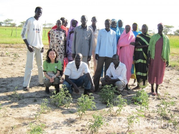 農民グループと筆者（2010年10月撮影）