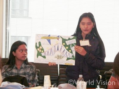 3人で描いた日本とフィリピンの平和の架け橋の絵を説明するラヴリーちゃん