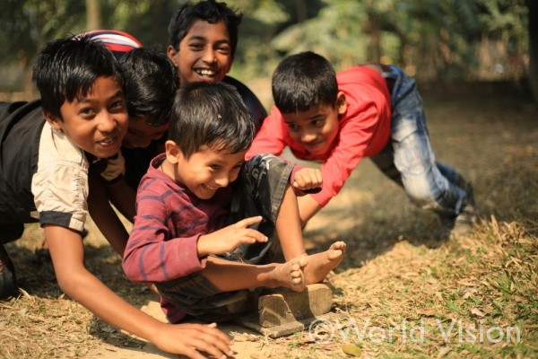 元気よく遊ぶバングラデシュの子どもたち。全ての子どもが可能性をもって健康に生きられる世界の実現を目指している