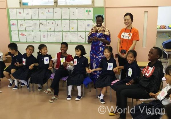ルワンダから来日した子どもたちと日本の小学校を訪問（後列、右が筆者）