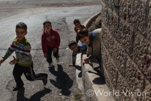 紛争で両親を亡くした子どもたちの施設で、元気に遊ぶ子どもたち