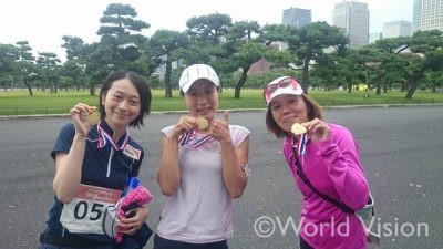 2015年に久保田さん（右端）と一緒にハーフマラソンに参加した筆者（左端）