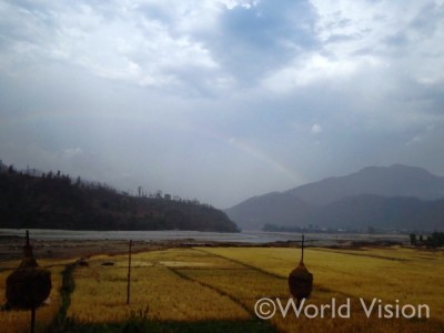 雨のあとには虹が！ドティの村の景色