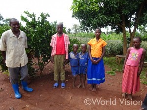 訪問した農家、両親と子ども合わせて9人の大家族です。ちなみに写真中央の双子の男の子のうち弟の名前はKato。ここウガンダでは双子には特別な意味があるとして必ず決まった名前をつけるそうです