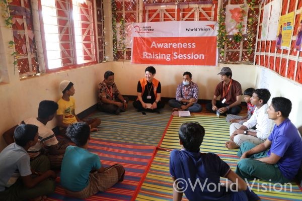 ロヒンギャ難民キャンプ内にワールド・ビジョンが設置したGBV啓発センターで、男の子に向けた啓発セッションに参加し、聞き取りを行う筆者