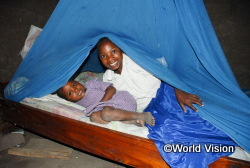 支援によって蚊帳を受け取った、タンザニアの子どもたち