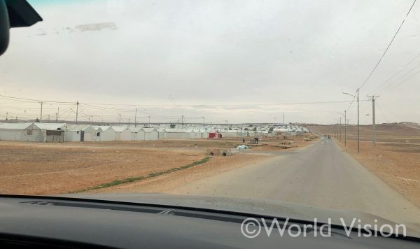 フロントガラスから眺めるアズラック難民キャンプ