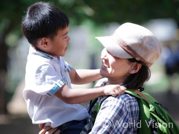 撮影の合間にカンボジアの子どもと遊ぶ林恭子さん