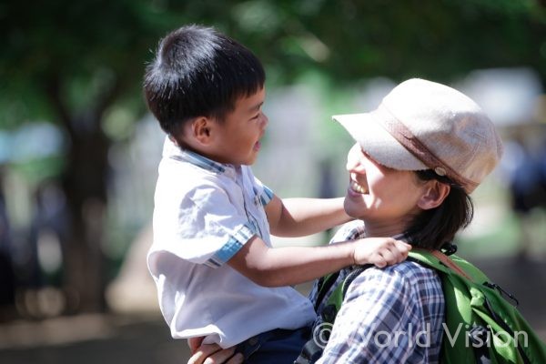 撮影の合間にカンボジアの子どもと遊ぶ林恭子さん