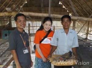 WVカンボジアのスタッフ、地域の方と筆者（中央）