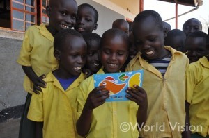 ケニア：クリスマスカードもらって喜ぶ子どもたち