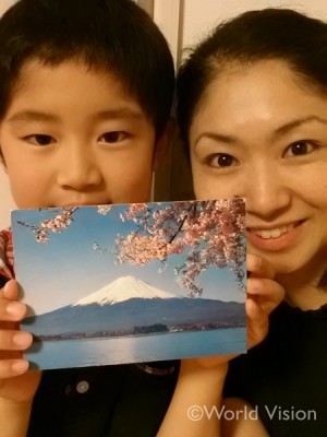 8歳の息子と共に新年のカードを書いた筆者