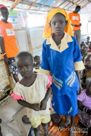 南スーダン国内で避難民生活を送る姉妹