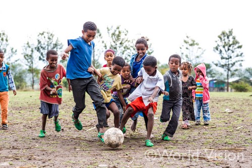 サッカーをして遊んでいるエチオピアの子どもたち