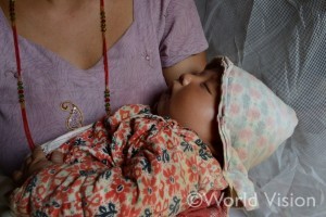 ネパール大震災後に生まれたケビン君（生後１カ月）。お母さんは「病気が広がるモンスーンの季節が心配」と語る