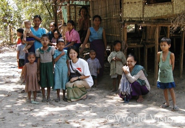ミャンマー駐在時に支援地域の子どもたちと（筆者は中央、2000年に撮影）