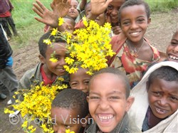 撮影隊をお花をもってむかえてくれたエチオピアの子どもたち