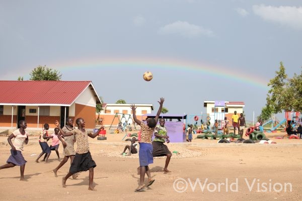 ウガンダにある南スーダン難民居住地の就学前教育センターで元気に遊ぶ子どもたち
