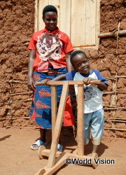 ルワンダのシボマナ君（7歳）。障がいのため、スタンドがないと歩くことができません
