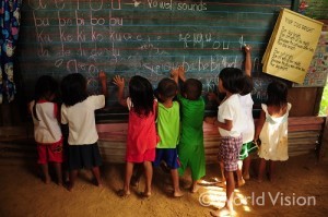 教室に設置された黒板に文字を書く子どもたち「2012年度サマール地域プログラム近況報告より」