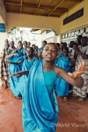 地域の子どもたちが、平和を祈る歌と踊りを披露してくれた。これも、平和再構築の活動の一環だ（写真協力：前康輔）