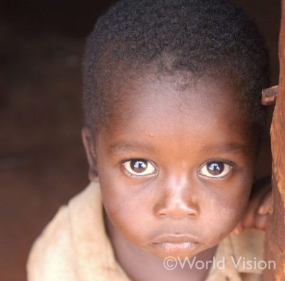 ケニアに暮らすアリ君。このアリ君の写真を掲載した広告で「目があった」ことをきっかけに支援を開始くださった方も多くいらっしゃいました
