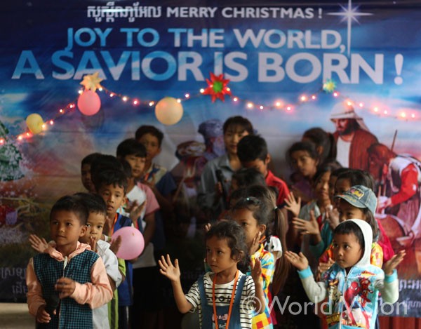 クリスマスの歌を歌う子どもたち