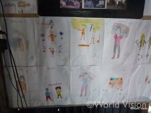 啓発センター室内には子どもたちが人身取引をテーマに描いた絵が貼ってある