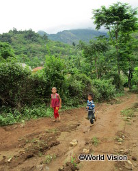 子どもたちが通る村の道。雨が降ると川のようになる