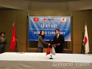 在ベトナム日本国大使館にて日本NGO連携無償資金（3期目）の署名式