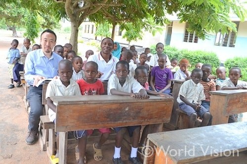 支援地域の学校（幼稚園）も視察。タンザニアでは、就学前教育も義務教育の一環として定められているが、教室が足りず青空教室で学ぶケースが多い