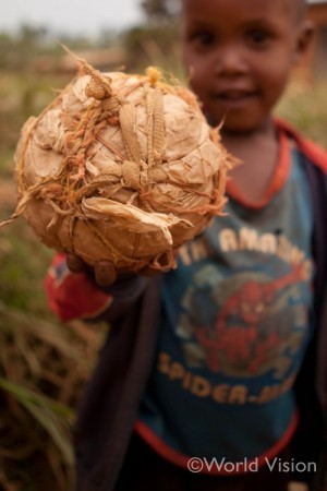 手作りのサッカーボールで嬉しそうに遊んでいるルワンダの男の子